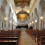 Non ci resta ora che entrare nella cattedrale: si tratta di una chiesa a tre navate, di cui quella centrale � sorretta da sette paia di archi a tutto sesto, poggiate su colonne con capitelli